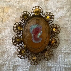 Vintage Cameo Brooch/Pendant with Gold Floral Design